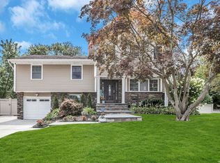 30 Sherman Dr, Syosset, NY 11791