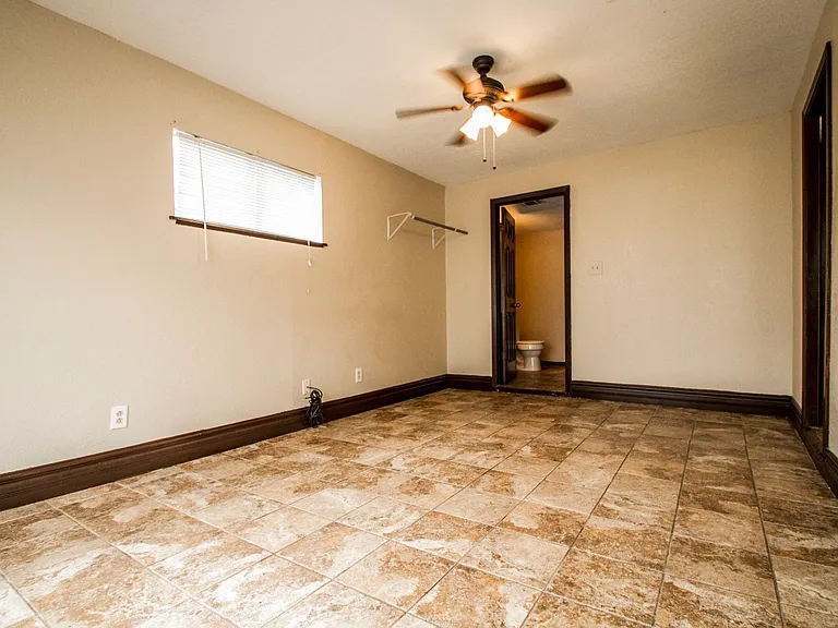 511 Jamaica Dr — Photo 13