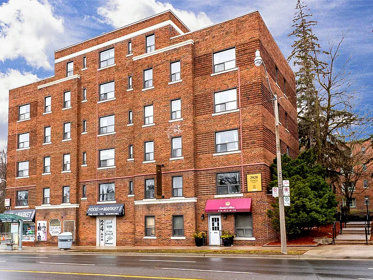 2928 Yonge St — Photo 2