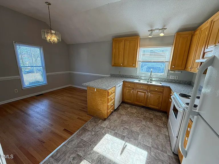 405 Avent Cir — Photo 10