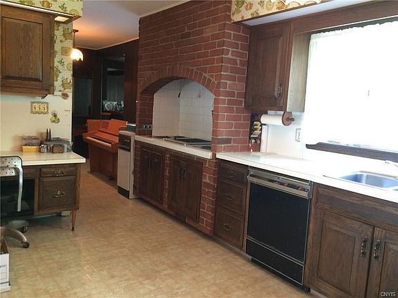 Great Kitchen Layout with Indoor Grill!