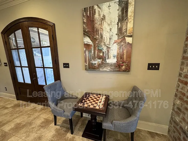 330 Dunvegan Ct — Photo 4