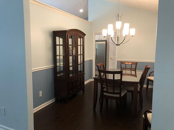 3rd image of 590 Sunnyside Dr