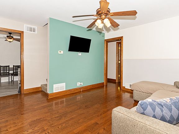 3rd image of 725 Bristol Ave