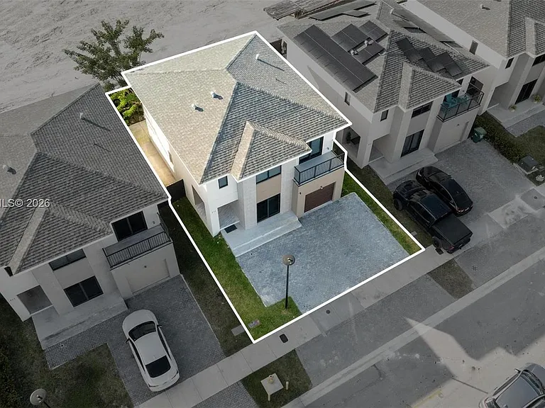275 NW 13th Pl — Photo 5