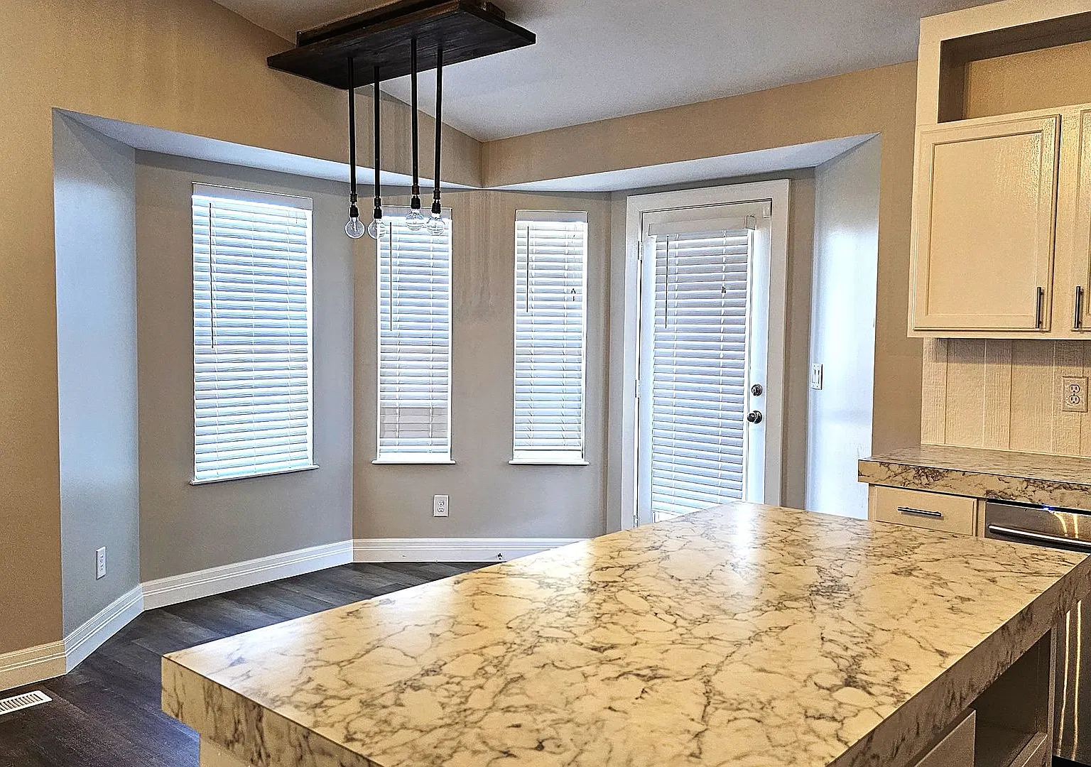 Beautiful Three Bedroom, Three Bathroom — Photo 4