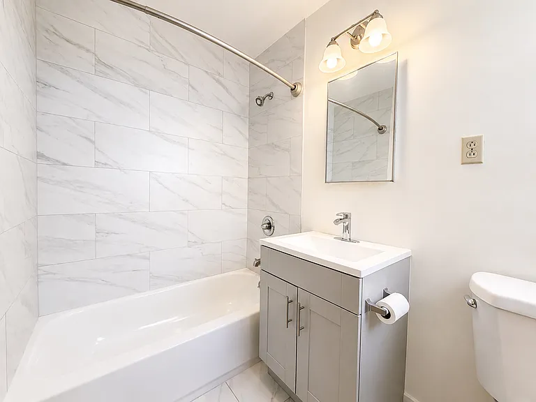 2421 Judah St #2 — Photo 12