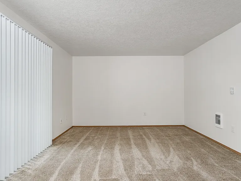 Redwood Square Apartments — Photo 9
