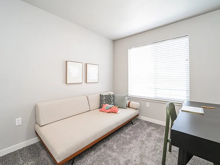 012-photo-bedroom-13945301