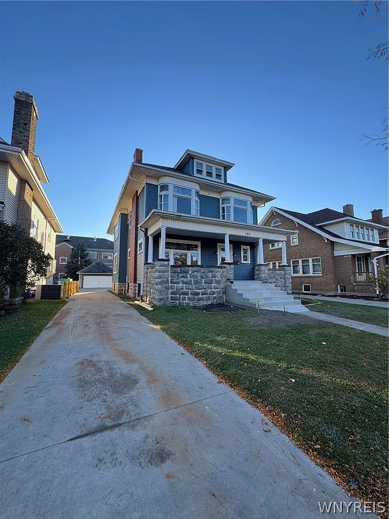 103 W Humboldt Pkwy — Photo 1