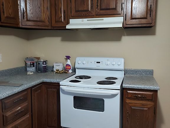 Kitchen (stove not included)