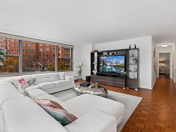 3rd image of 3900 N Lake Shore Dr APT 4A
