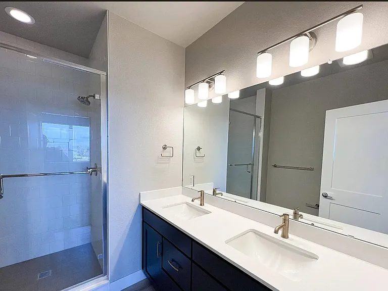 888 S Valentia St — Photo 25