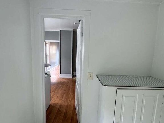 4th image of 227 Douglas Ave