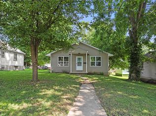 1814 Bloom St, Lexington, MO 64067