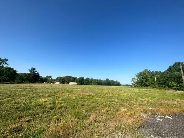 708 S Main St, Flora, IL 62839