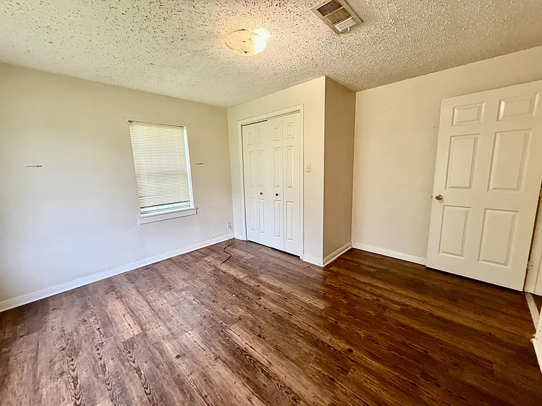 1009 Victoria St — Photo 5