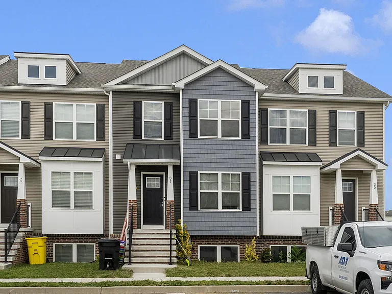 31 Moses Dr — Photo 1
