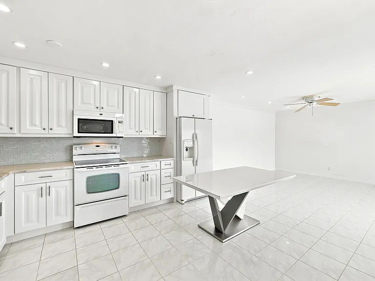 126 West Ct — Photo 3
