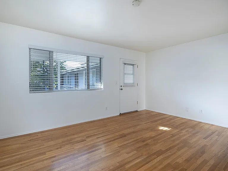 Talmadge Pacific Apartments — Photo 10