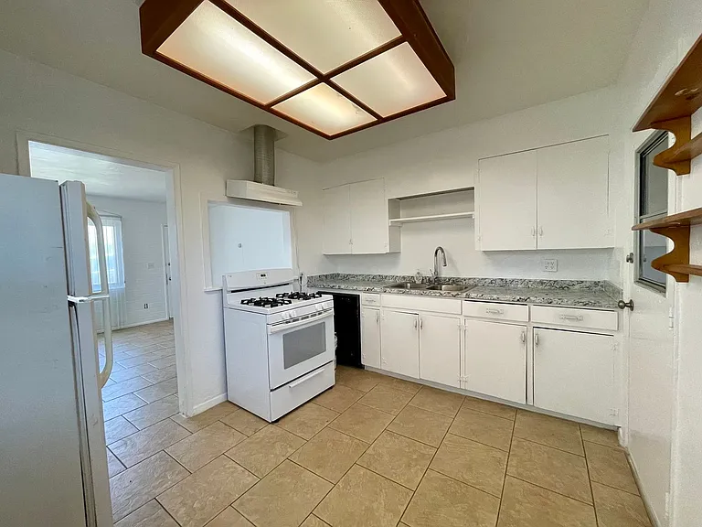 Beautiful 2 bedroom 1 bathroom with a private yard in the heart of El Cajon — Photo 7
