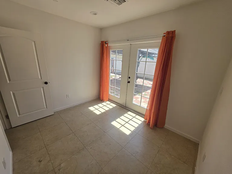 1038 Raymond Ave — Photo 5