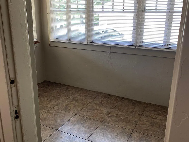915 E Delmar St — Photo 6