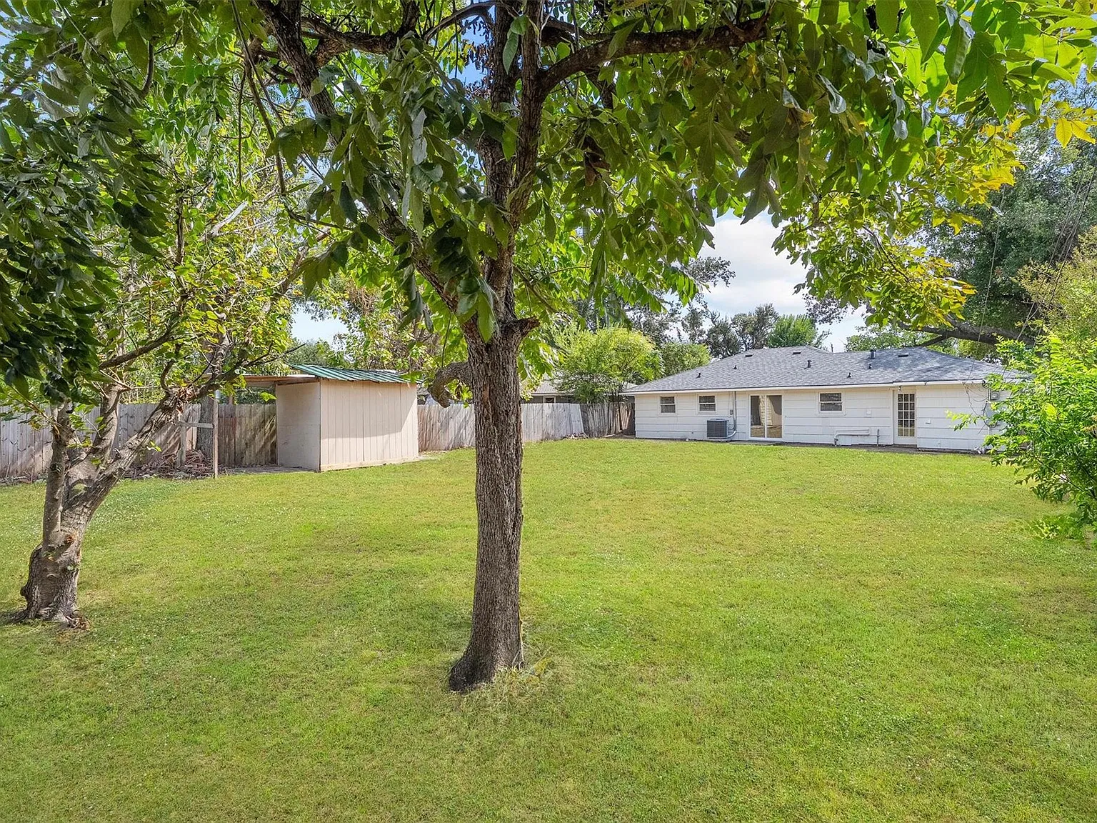 3 bed, 1.5 bath, 990 sqft, $1,700 — Photo 4