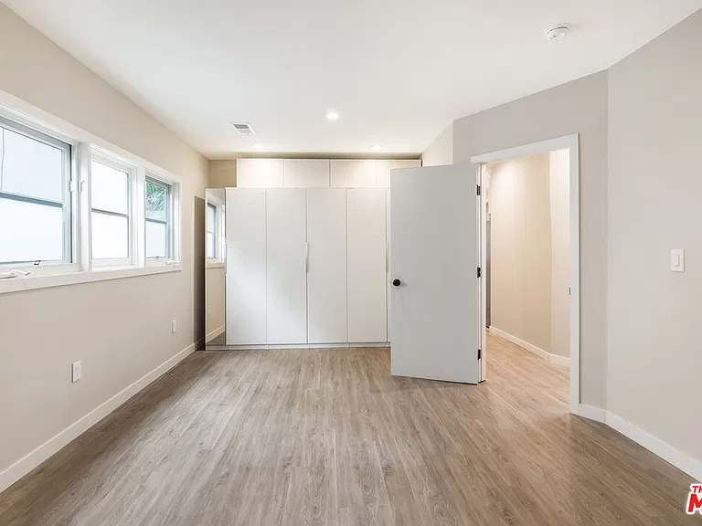 937 N Beverly Glen Blvd — Photo 3