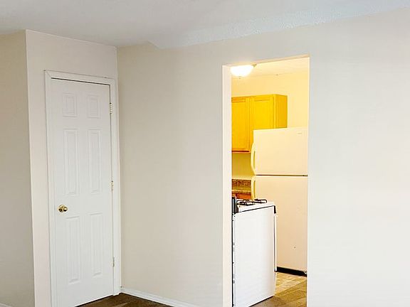 3rd image of 3519 Cuming St APT 35