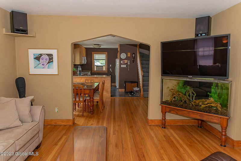 3rd image of 513 Sanders Avenue
