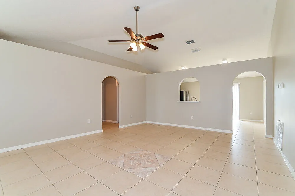 3 bed, 2.0 bath, 1332 sqft, $1,735 — Photo 4