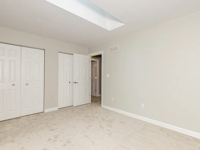 120 Roehampton Ln — Photo 47