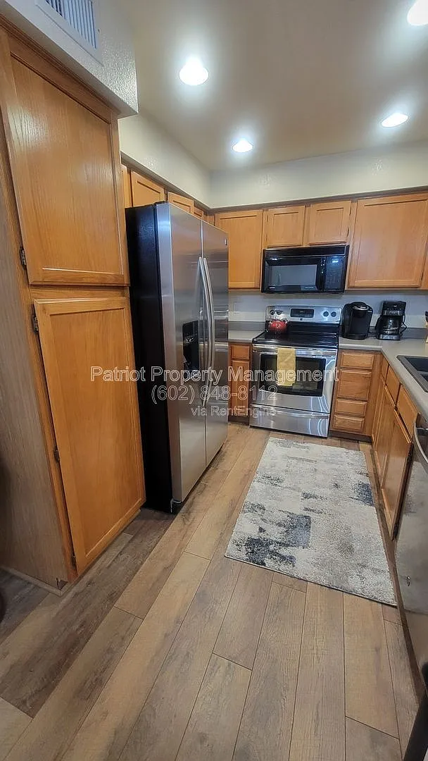 2 bed, 2.0 bath, 969 sqft, $2,300 — Photo 2