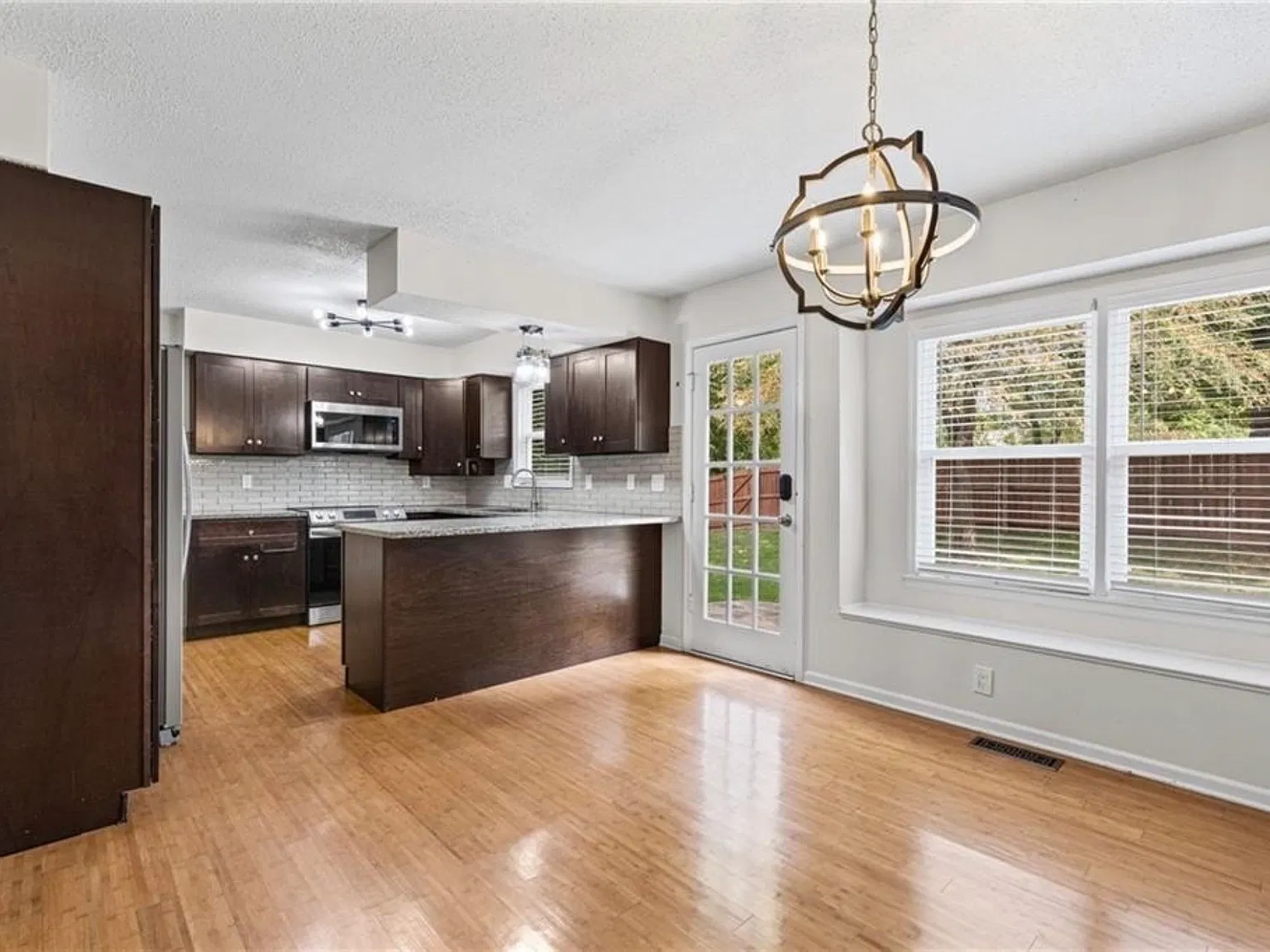 4 bed, 2.5 bath, 2560 sqft, $3,800 — Photo 3