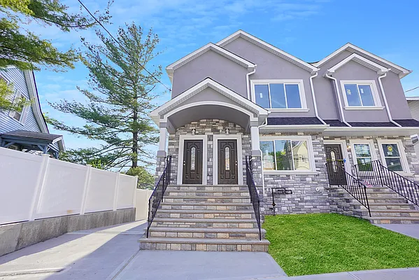 Sold by Remax Edge | media 4
