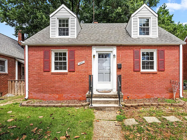 1607 W Braddock Rd — Photo 2