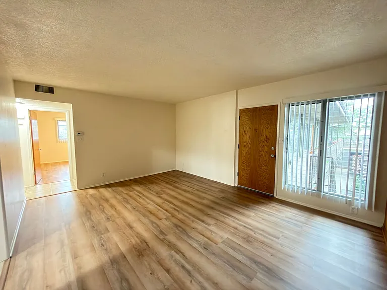 304 E Almond Ave — Photo 1