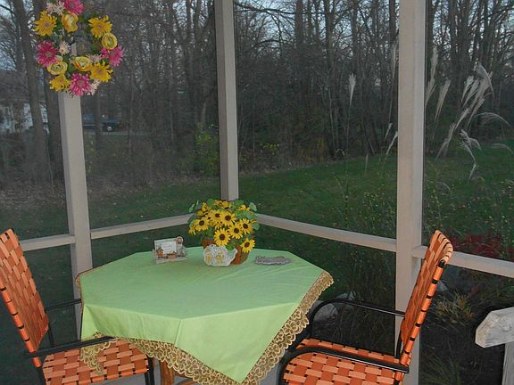 Extra large screen room