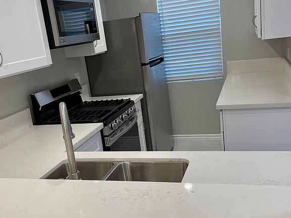 3rd image of 926 Seahorse Ct