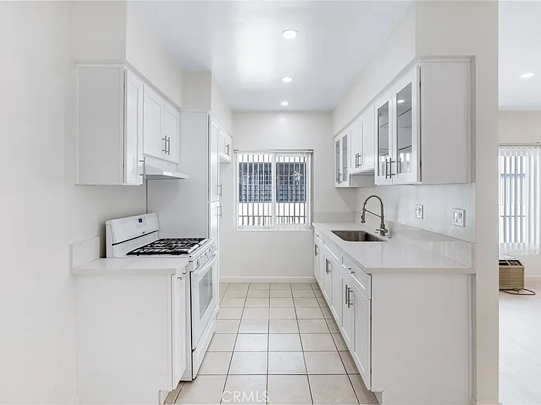 580 W Stocker St #4 — Photo 5