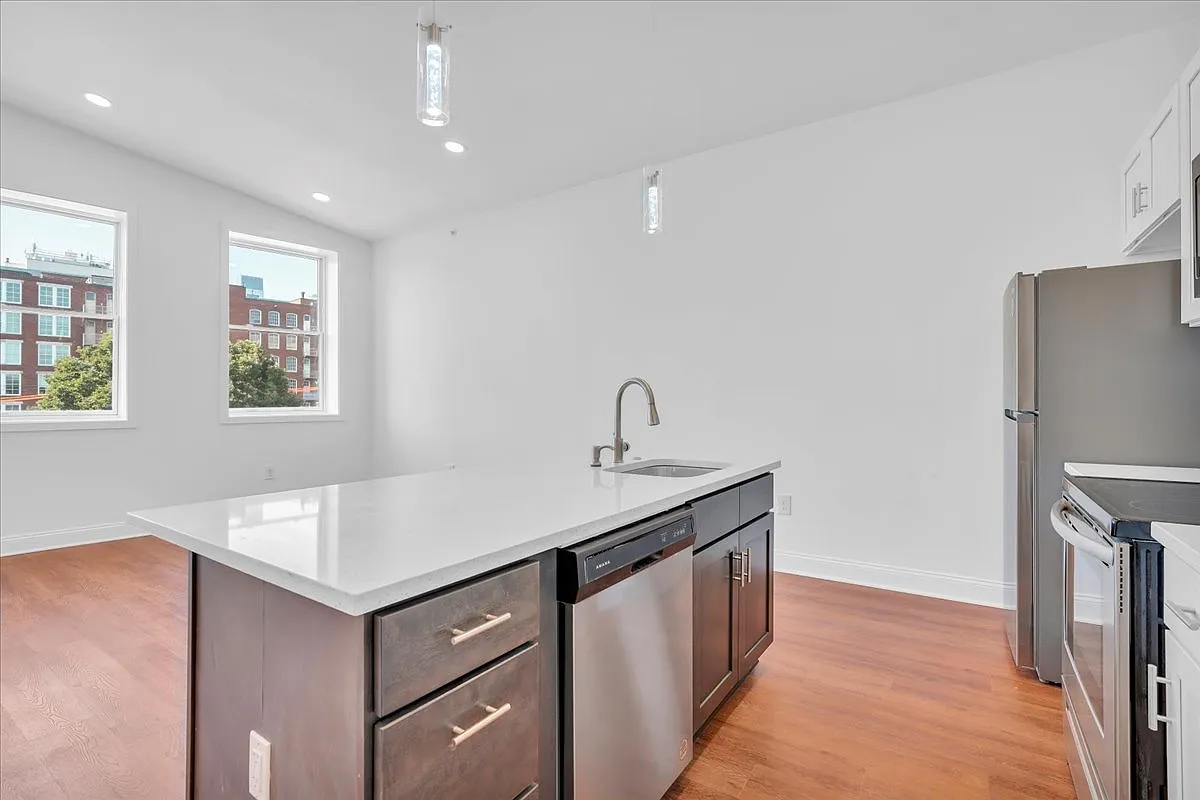 2 bed, 850 sqft, $2,300 — Photo 4