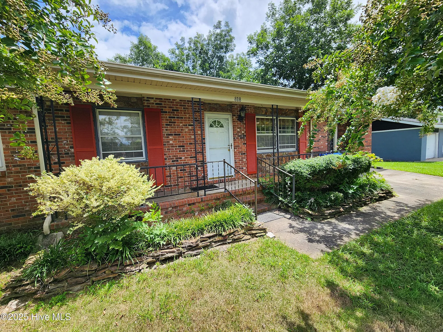 3 bed, 1.5 bath, $1,550 — Photo 1