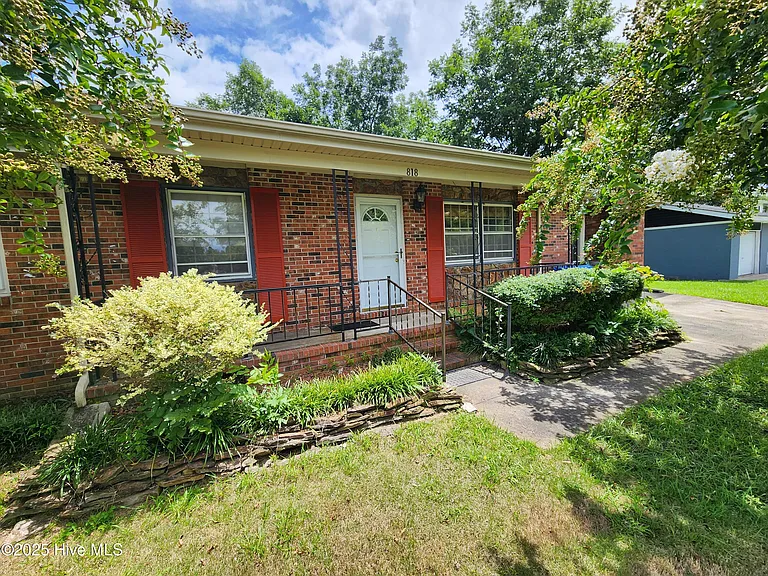 818 Williams St — Photo 1
