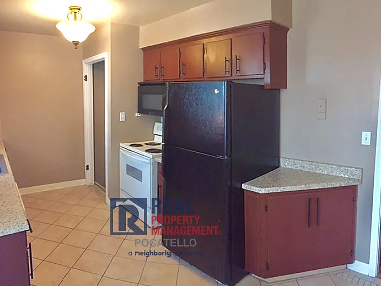 206 Sorenson Ave — Photo 2