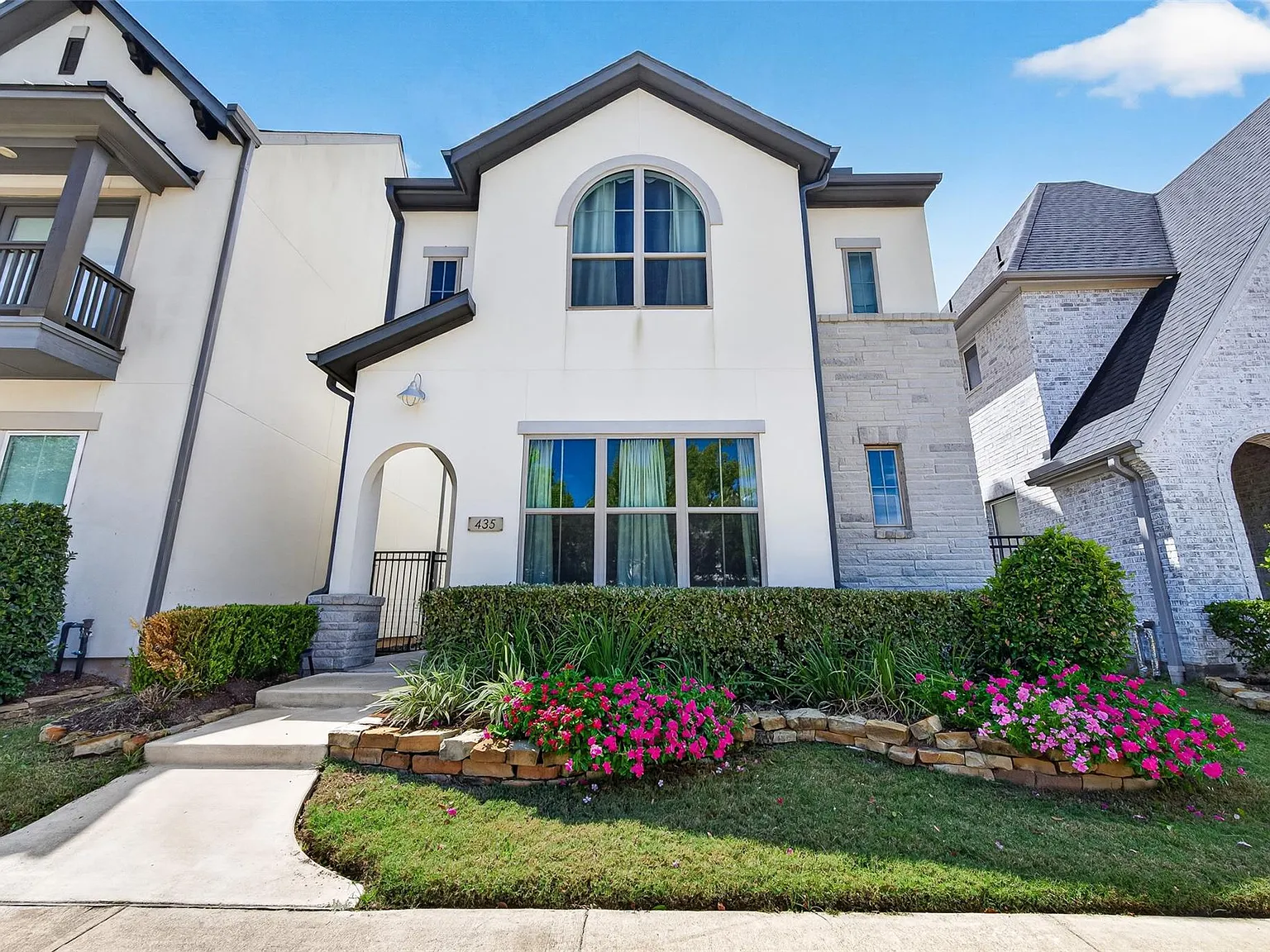 3 bed, 3.5 bath, 2530 sqft, $3,800 — Photo 2