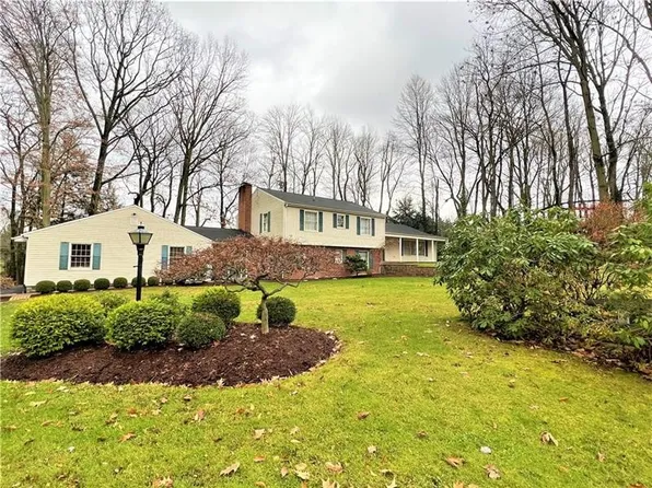 215 Raptor Cir, New Castle, PA 16105