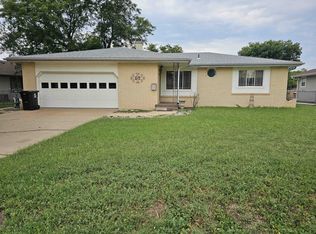 619 Berkshire Dr, Salina, KS 67401