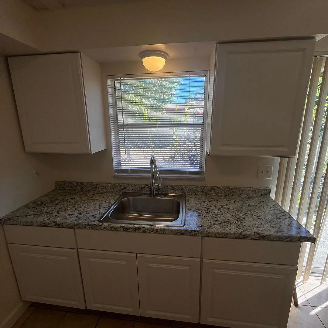 Fort Myers ** 2 Bed-1 Bath Unfurnished First Floor Apartment Available For A Long-Term Tenant ** ... — Photo 3