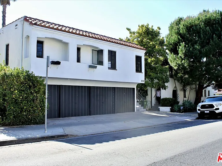 8216 Willoughby Ave — Photo 12